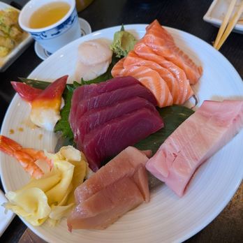 Züm Sushi - Chef's choice 16 pieces assorted sashimi - Japanese Near Me - Pacific Grove, California Züm Sushi - Chef's choice 16 pieces assorted sashimi - Japanese Near Me - Pacific Grove, California