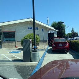 This was the position after 10 minutes in line. At least 3 cars behind us gave up and left.