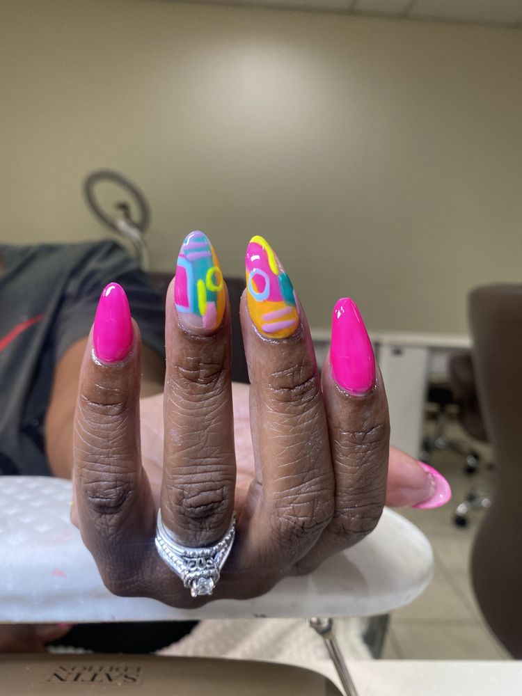 Friendly Nails Logo