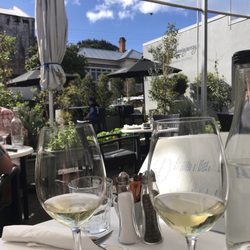 Hemingways Devonport - Nice place with good service and meals.