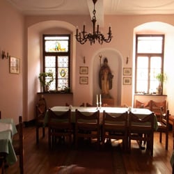 Restaurant Schloss Zell - Ein weiterer Speiseraum mit wertvollen Butzenfenstern