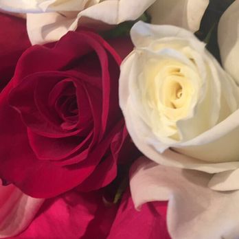 The Fresh Market - Pretty fresh flowers! - Grocery Near Me - Rogers, Arkansas