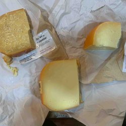 Veldhuizen Cheese Shoppe - The Da Vine Cheddar is visibly dry and crumbly. Each one it is easy to see the drying out near the rind.