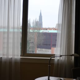 un chambre avec un vieux. I have no idea if that is accurate, but google translate is over ...there... un chambre avec un vieux. I have no idea if that is accurate, but google translate is over ...there...