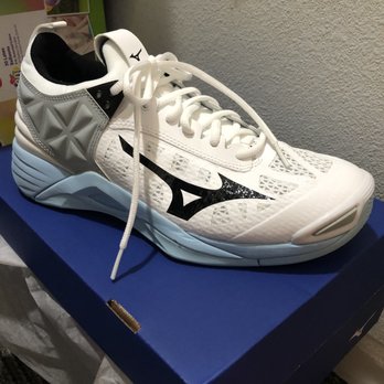 Santana Sports - Mizuno "Wave Momentum" - Sporting Goods Near Me - Kapolei, Hawaii Santana Sports - Mizuno "Wave Momentum" - Sporting Goods Near Me - Kapolei, Hawaii