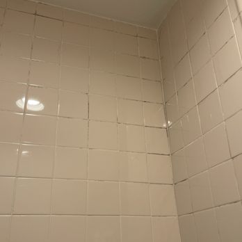 Colony Inn - Mold residue in bathroom - Hotels Near Me - North Hollywood, California