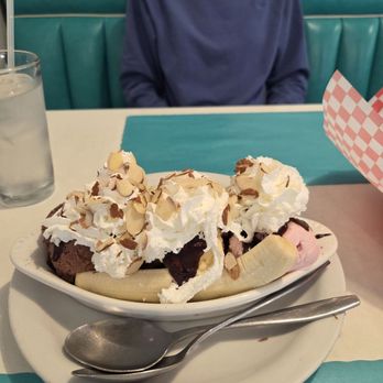 Ozzie's Diner - Banana split - Diners Near Me - Commerce, California