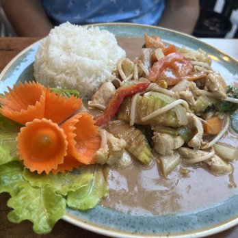 Huong Viet - Chicken vegetables and rice with peanut sauce - Vietnamese Near Me - Stuttgart, BW