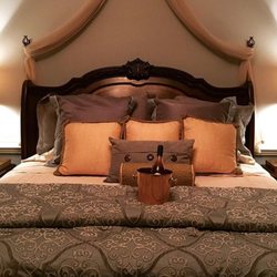 Hidden View Bed & Breakfast - Romance is in the air! Tranquility has a pillow-top luxury mattress and adjustable base with massage in a spacious 500sqft master suite.