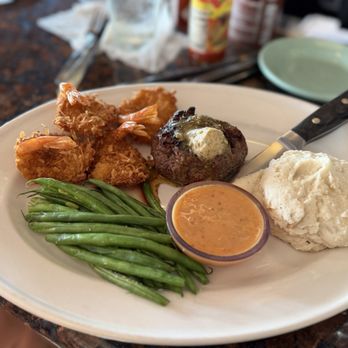 Bahama Breeze - Filet Mignon and Coconut Shrimp - Bars Near Me - Fort Myers, Florida
