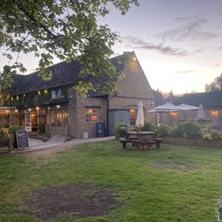 Rose Revived Inn - Al fresco dining and drinking beside the River Thames
