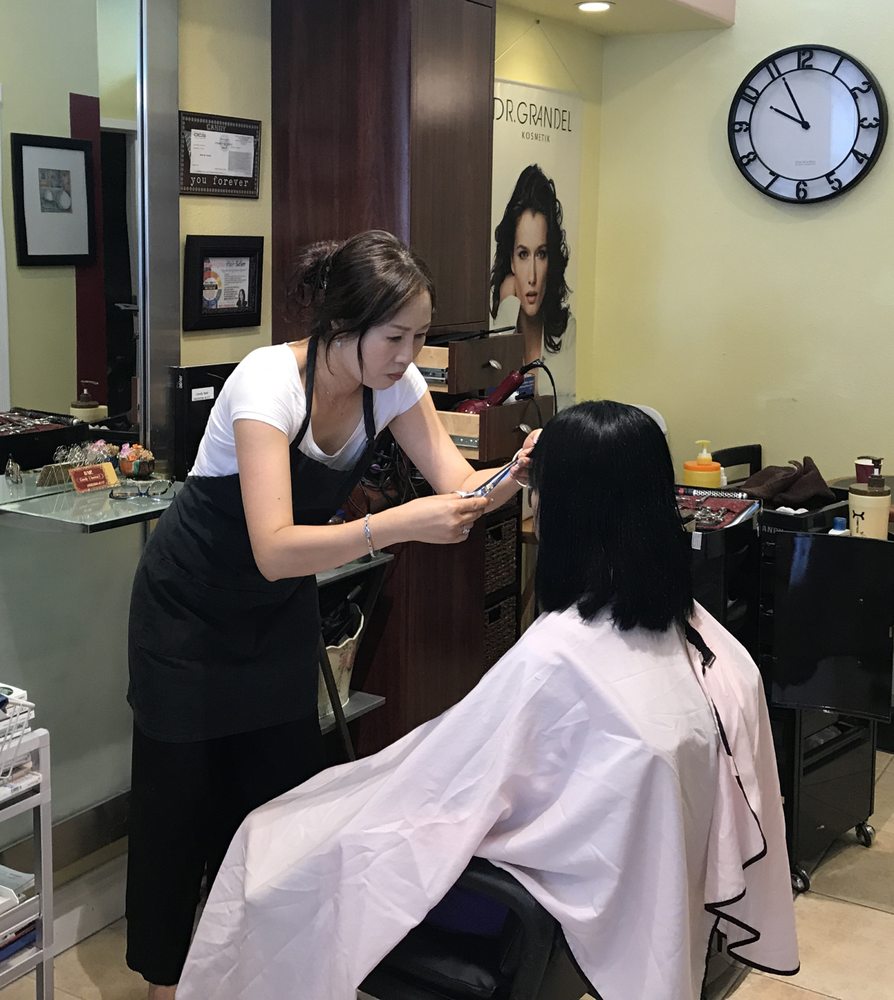 Candy's Hair Salon Logo