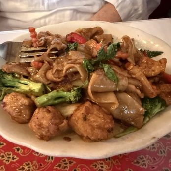 Bangkok Wok - Drunken noodles with tofu - Thai Near Me - Mechanicsburg, Pennsylvania Bangkok Wok - Drunken noodles with tofu - Thai Near Me - Mechanicsburg, Pennsylvania