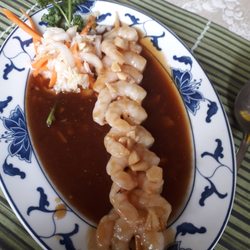 Garnelenspieß, pikante sauer-scharf Sauce, Gemüse