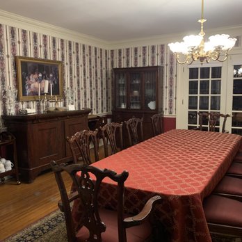 Black Horse Inn - House interior dining room - Hotels Near Me - Warrenton, Virginia Black Horse Inn - House interior dining room - Hotels Near Me - Warrenton, Virginia