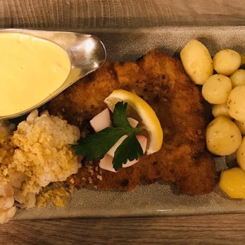 Leo's Brasserie - Schnitzel DuBarry $9.90 euros - sehr gut!! - Brasseries Near Me - Leipzig, SN