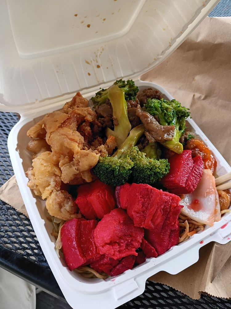 Hong Kong Chop Suey Logo