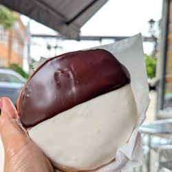 La Deliziosa - Black and white cookie