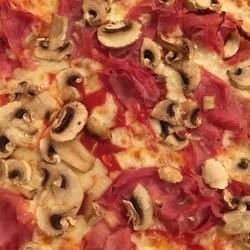 Restaurant Da Pino Im Laubenhof - Leckere Pizza Funghi & Proscuitto mit knusprig dünnem Boden!