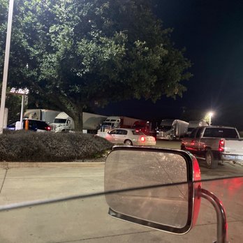 Whataburger - night shift is ridiculous ben in this same spot not moved in 10-15 minutes it's like this anytime I come here at night - Fast Food Near Me - Hutchins, Texas