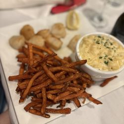 Scallops with Gruyère Mac n cheese and sweet potato fries