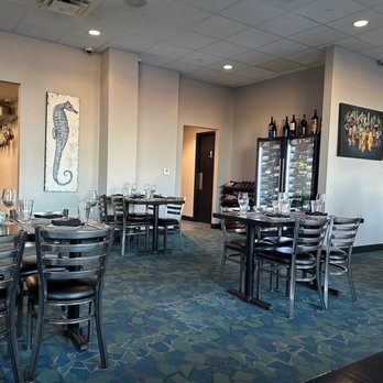 Fin & Tonic - Main dining room. - New American Near Me - Suffolk, Virginia