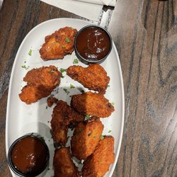 Wahlburgers - Wings perfectly juicy, Bbq, sauces on side