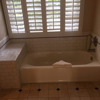 Carmel River Inn - Clean bathtub with great ledge to rest your head on - Hotels Near Me - Carmel, California Carmel River Inn - Clean bathtub with great ledge to rest your head on - Hotels Near Me - Carmel, California