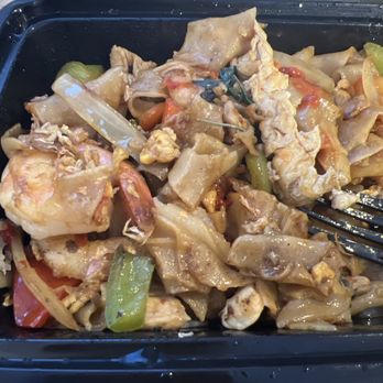 Elephant Thai Restaurant - Drunken Noodles Combo - Thai Near Me - Rancho Cucamonga, California Elephant Thai Restaurant - Drunken Noodles Combo - Thai Near Me - Rancho Cucamonga, California
