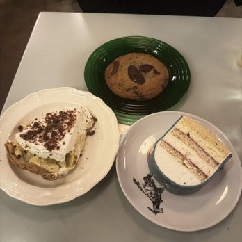 Quarter Sheets - Banana cream pie, princess cake , chocolate chip cookie. All 3 you can tell are made fresh . Everyone was insane - Pizza Near Me - Los Angeles, California Quarter Sheets - Banana cream pie, princess cake , chocolate chip cookie. All 3 you can tell are made fresh . Everyone was insane - Pizza Near Me - Los Angeles, California