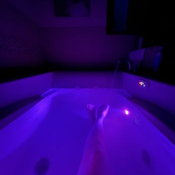 Obertal Inn - Jacuzzi tub- fits my spouse and I both. - Hotels Near Me - Leavenworth, Washington Obertal Inn - Jacuzzi tub- fits my spouse and I both. - Hotels Near Me - Leavenworth, Washington
