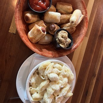 Cavo's Bar & Kitchen - Pigs in a Blanket and Mac n Cheese. - Sports Bars Near Me - Orlando, Florida