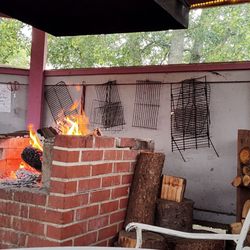 Mariners Cove Inn - Roaring hickory fire? Yes please.