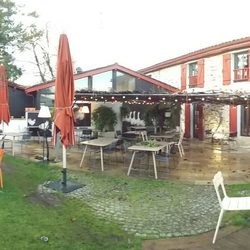 Hôtel le Résinier - Espace extérieur avec piscine.