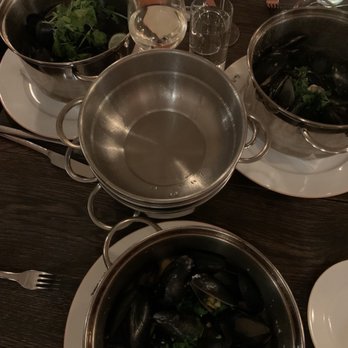Flex Mussels - Our cramped table meant for 4 persons (but we were 6!) - Seafood Near Me - New York, New York Flex Mussels - Our cramped table meant for 4 persons (but we were 6!) - Seafood Near Me - New York, New York