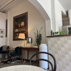 Edenic Smoothies - Table and side área