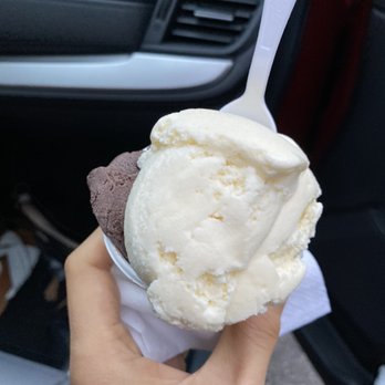 Rococo Ice Cream - Honey vanilla / dark chocolate - Ice Cream & Frozen Yogurt Near Me - Kennebunk, Maine
