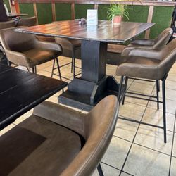 HoodRolls - Inside seating