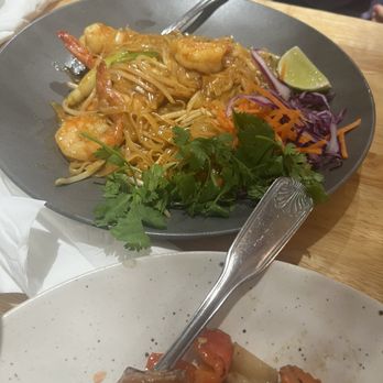 Basil & Co - Fried Calamari Pad Thai Shumai (Chicken & Shrimp) (6) Drunken noodle - Thai Near Me - Diamond Bar, California
