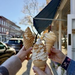 Woodstock Scoops - Maple Creemee, Pumpkin Creemee, Maple Sprinkles, Outside