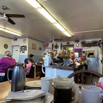 Sunshine Cafe - diners sitting at the counter - Breakfast & Brunch Near Me - Niagara Falls, New York