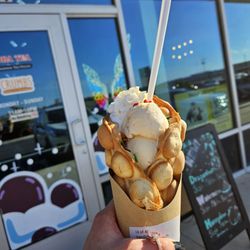 Ding Tea & Crumbs - Vanilla waffle, ice cream, sprinkles