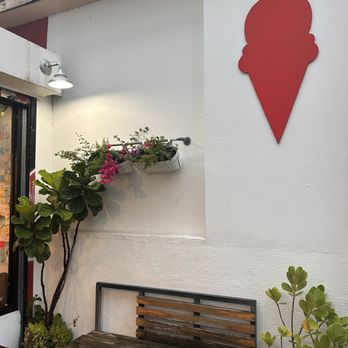 Funkyberry - Outside seating - Ice Cream & Frozen Yogurt Near Me - San Juan, Puerto Rico