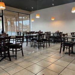 Homi-Ya Ramen Noodle House - Empty dining room minutes after they opened.