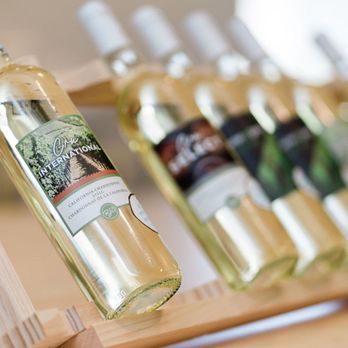 Club d'Eau Plus - Vin blanc, sec, demi-sec, moelleux, choisissez. - Wineries Near Me - Gatineau, Quebec Club d'Eau Plus - Vin blanc, sec, demi-sec, moelleux, choisissez. - Wineries Near Me - Gatineau, Quebec