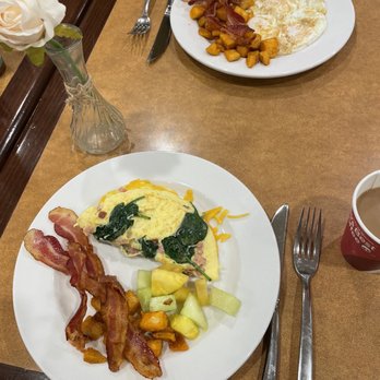 Embassy Suites by Hilton Buffalo - Omelettes, full hot bar, Coffee danish juice great breakfast great service - Hotels Near Me - Buffalo, New York