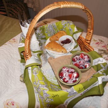 Roaring River Bed & Breakfast - Breakfast in bed. - Bed & Breakfast Near Me - North Bend, Washington Roaring River Bed & Breakfast - Breakfast in bed. - Bed & Breakfast Near Me - North Bend, Washington