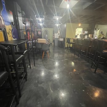 Danspot - Seating and Bar Area - Italian Near Me - Walton Hills, Ohio