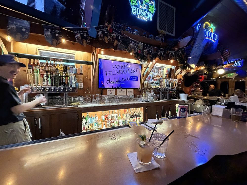 The Pines Bar Logo