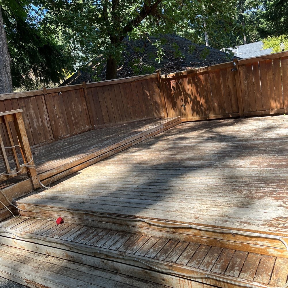 Backyard deck - all the debris and leaves are fully cleaned up. Backyard deck - all the debris and leaves are fully cleaned up.